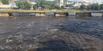 Llegó la creciente al dique San Roque en Carlos Paz.