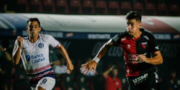 El ex San Lorenzo de Almagro abrió la cuenta este sábado en el Cementerio de los Elefantes. (@colonoficial)