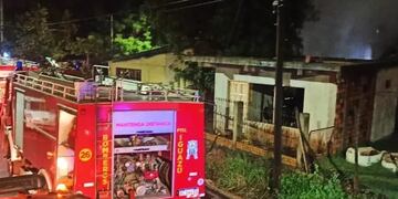 Un hombre terminó internado con quemaduras tras el incendio de su vivienda en Iguazú.