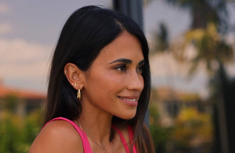 Lejos del frío de Rosario, Antonela Roccuzzo se lució en bikini junto a la pileta