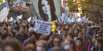 Marcha en repudio al atentado contra la vicepresidenta Cristina Fernández de Kirchner por las calles de Córdoba. (Facundo Luque / La Voz)