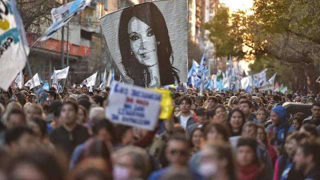 Marcha en repudio al atentado contra la vicepresidenta Cristina Fernández de Kirchner por las calles de Córdoba. (Facundo Luque / La Voz)
