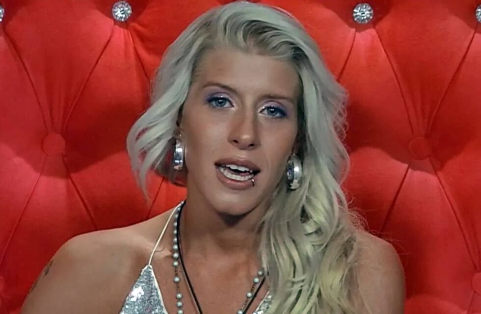 De espaldas a la cámara, Camila de Gran Hermano lo dio todo con un minivestido transparente