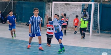 Festejo de gol de un niño fanático del Tomba.