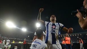 Centro atrás de Martínez y la justeza de Navarro para el 1 a 0 de Talleres sobre Huracán (Javier Ferreyra / La Voz).