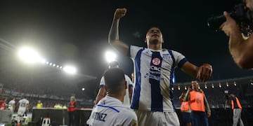 Centro atrás de Martínez y la justeza de Navarro para el 1 a 0 de Talleres sobre Huracán (Javier Ferreyra / La Voz).