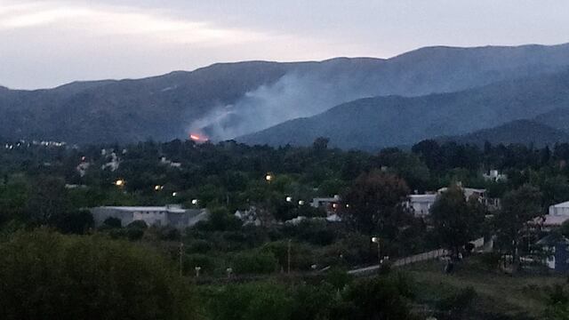 Incendio en Villa Giardino, visto desde Estancia Alto de San Pedro (Gentileza).