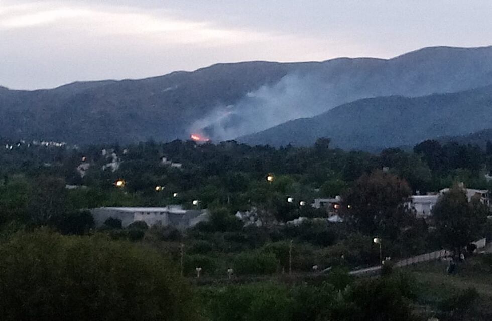 Contienen un incendio forestal en Villa Giardino: hubo evacuados y rige guardia de cenizas