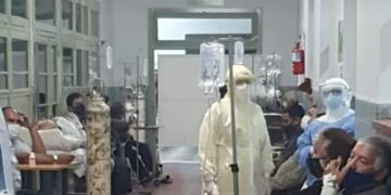 Los médicos del centro asistencial explicaron que cada paciente que arriba al lugar debe hacerse exámenes previos antes de su internación y eso puede demandar espera.