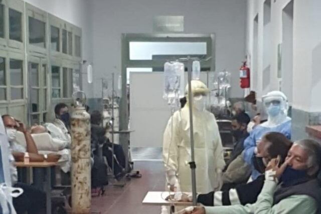 Los médicos del centro asistencial explicaron que cada paciente que arriba al lugar debe hacerse exámenes previos antes de su internación y eso puede demandar espera.