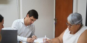 El intendente Leonardo Viotti y la delegada de la Región III de Educación, Delia Gladys Colussi.