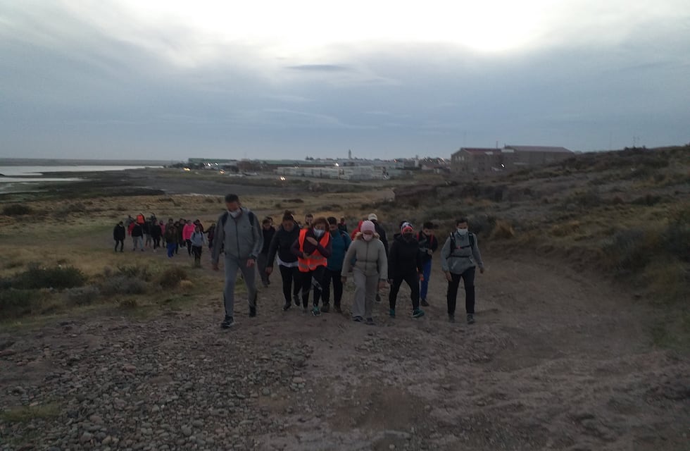 Trekking bajo la luna llena en Puerto Deseado