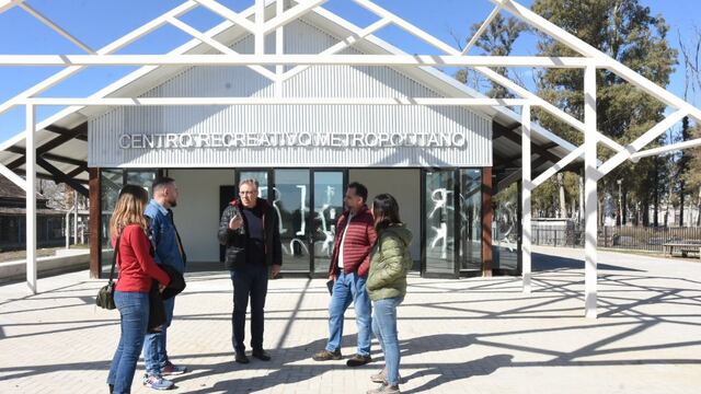 Luis Castellano recorrió la obra del Centro Recreativo "La Estación"