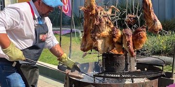 Asado, empanadas y otras comidas típicas en una fiesta patronal de Córdoba.