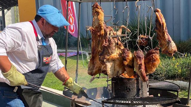 Asado, empanadas y otras comidas típicas en una fiesta patronal de Córdoba.