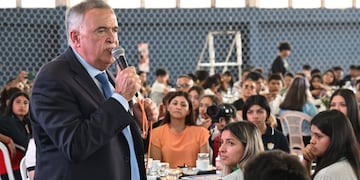 "Acompañar al papá, a la mamá y apoyar a los estudiantes"