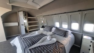 Cómo es y cuánto sale hospedarse en el primer hotel hecho con aviones.