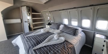 Cómo es y cuánto sale hospedarse en el primer hotel hecho con aviones.
