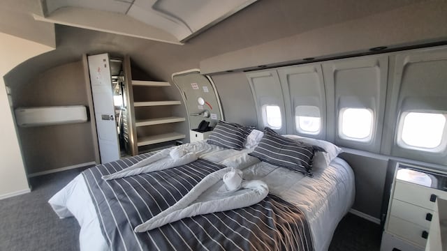 Cómo es y cuánto sale hospedarse en el primer hotel hecho con aviones.