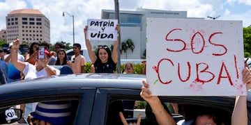 Cientos de personas durante una manifestación en solidaridad con miles de cubanos. (Miami Herald via AP)