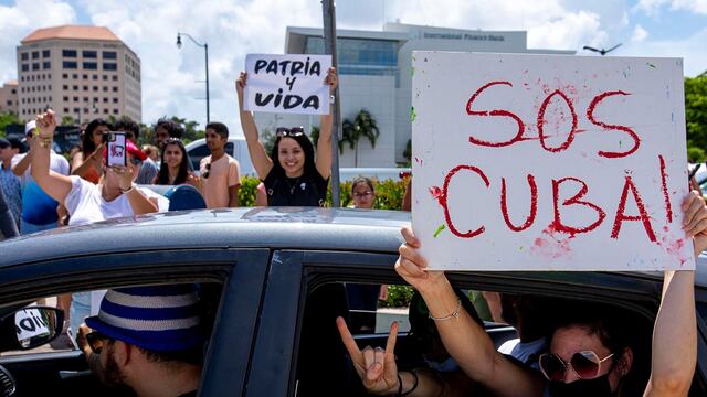 Cientos de personas durante una manifestación en solidaridad con miles de cubanos. (Miami Herald via AP)