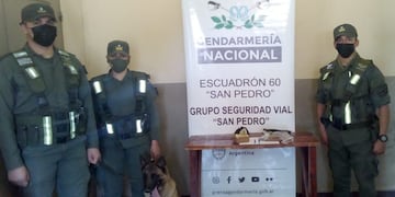 "Doli", el can detector de narcóticos, marcó la posible existencia de droga en la mochila de uno de los pasajeros del remis, lo que finalmente confirmó el Narcotest.