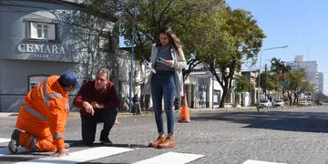 Luis Castellano recorrió la obra de pintura vial en Av. Santa Fe
