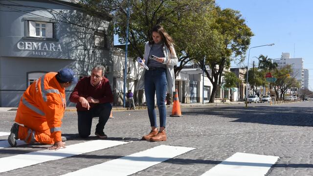 Luis Castellano recorrió la obra de pintura vial en Av. Santa Fe