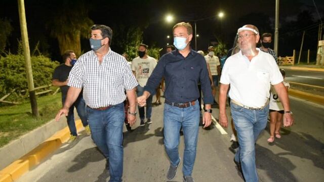 Rodolfo Suarez en una recorrida de obra en Guaymallén.