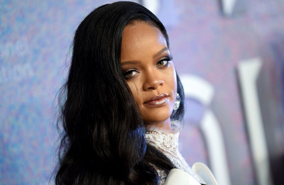 Rihanna cerró la alfombra roja en la Met Gala con un vestido “total black” y deslumbró a sus fans