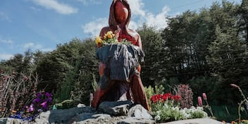 Funcionarias municipales inauguraron el nuevo monumento en el Barrio Pipo.