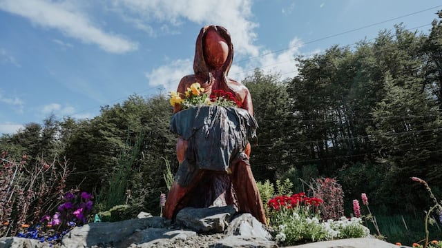 Funcionarias municipales inauguraron el nuevo monumento en el Barrio Pipo.