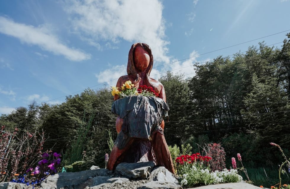 Ushuaia: se inauguró un monumento a la mujer
