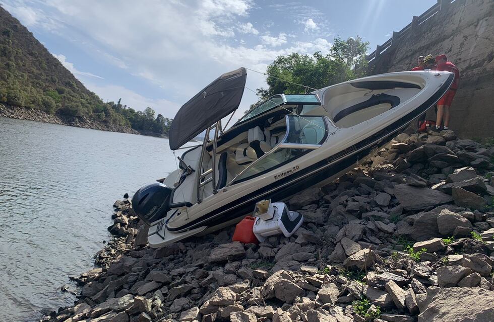 Lago San Roque: una lancha se estrelló contra las piedras y sus ocupantes resultaron ilesos