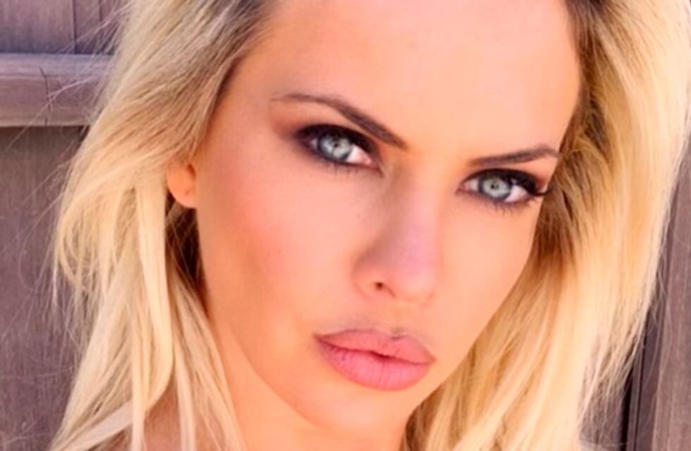 Ale Maglietti apostó al azul eléctrico y le dio al espalda a las cámaras