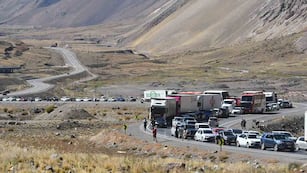 Durante los fines de semana, miles de argentinos cruzan a Chile para hacer compras más baratas.