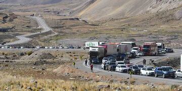 Durante los fines de semana, miles de argentinos cruzan a Chile para hacer compras más baratas.