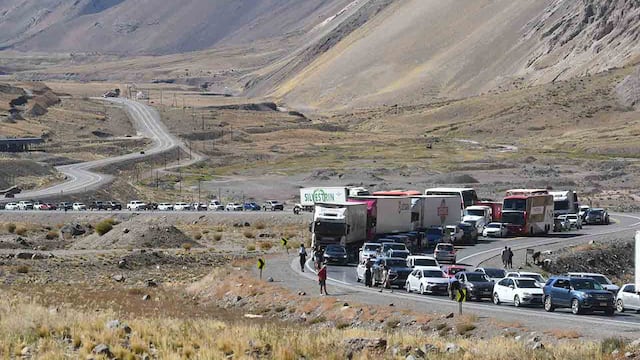 Durante los fines de semana, miles de argentinos cruzan a Chile para hacer compras más baratas.