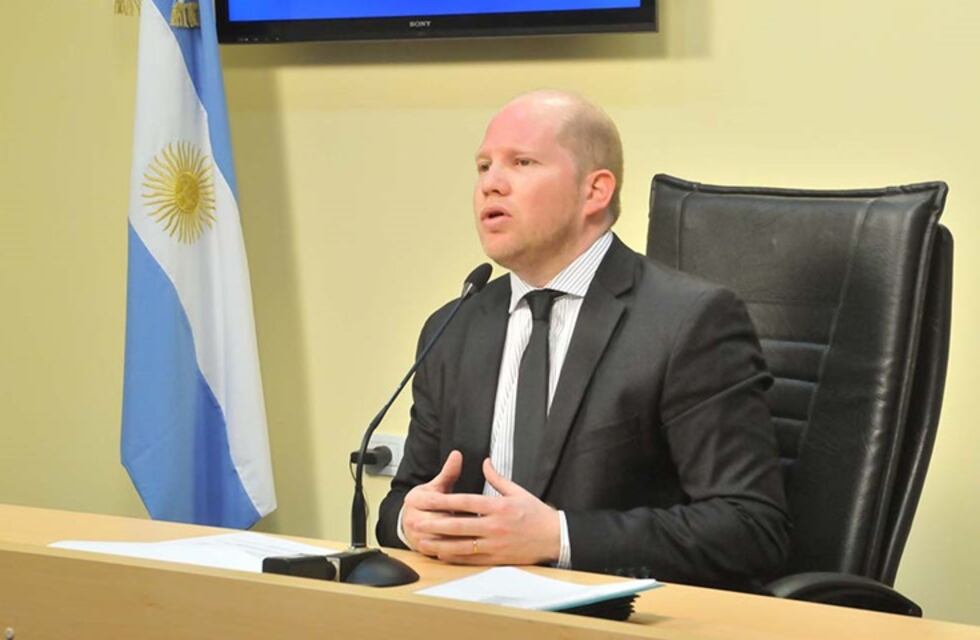 Chaco: ministro de Gobierno atacado por dirigente social en plena reunión