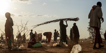 En esta imagen de archivo, somalíes desplazados por la sequía montan un campamento a las afueras de Dollow, Somalia. Foto: AP / Jerome Delay.
