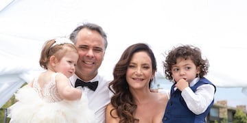 Los novios dieron el sí acompañados por sus hijos Félix y Lupe.