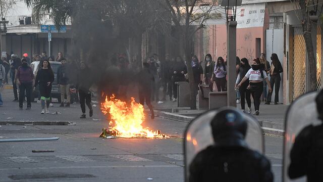 Disturbios durante la marcha en reclamo por la muerte de Agostina Trigo.
Foto: José Gutiérrez/ Los Andes