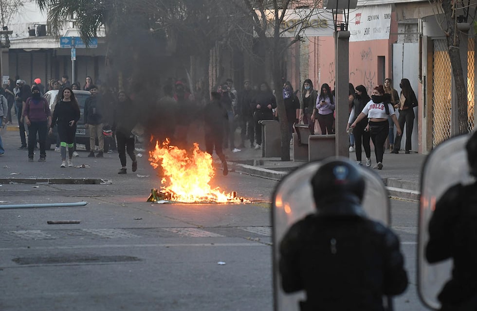 Hubo disturbios en la marcha por la muerte de Agostina y hay 20 detenidos