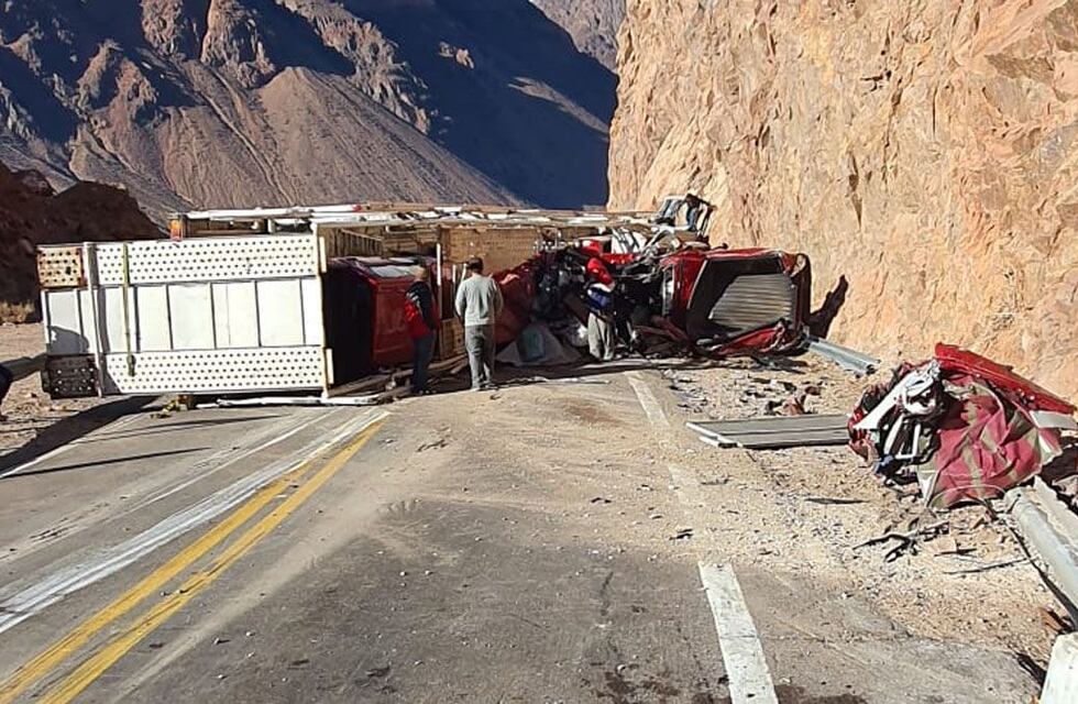 Volcó un camión que trasladaba camionetas en la ruta 7