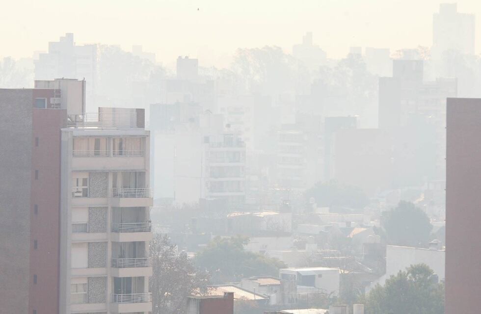 El humo de las islas sigue presente en Rosario y complica la calidad del aire