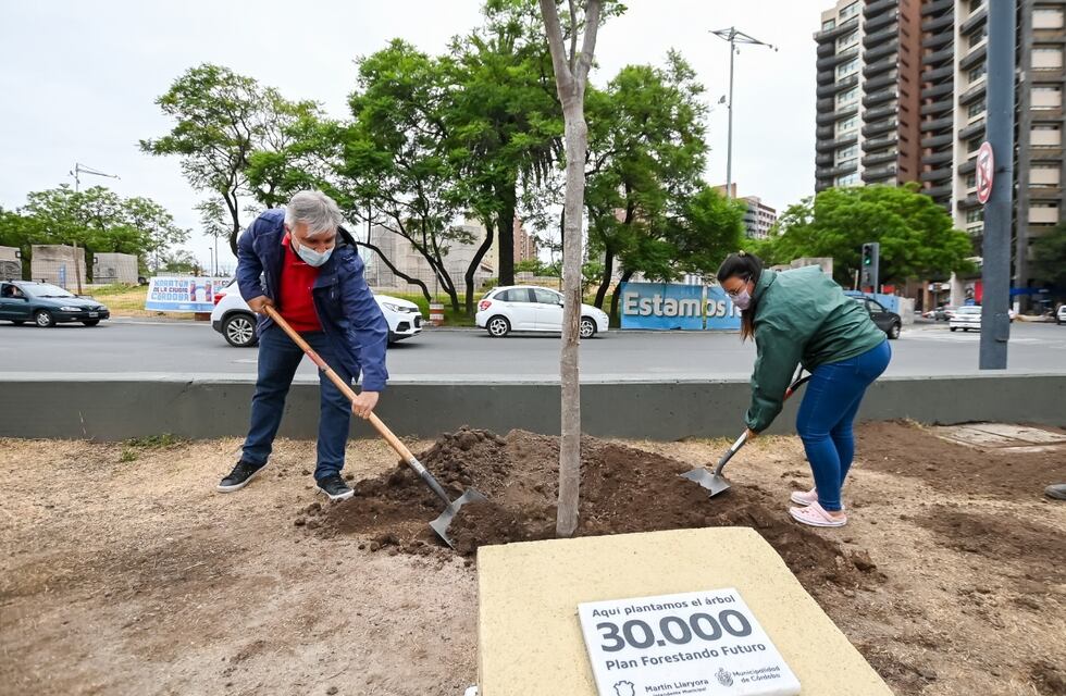 El intendente Llaryora plantó el árbol número 30 mil de su gestión