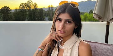 Mia Khalifa lució un vestido de látex super ajustado y ultra transparente que causó furor