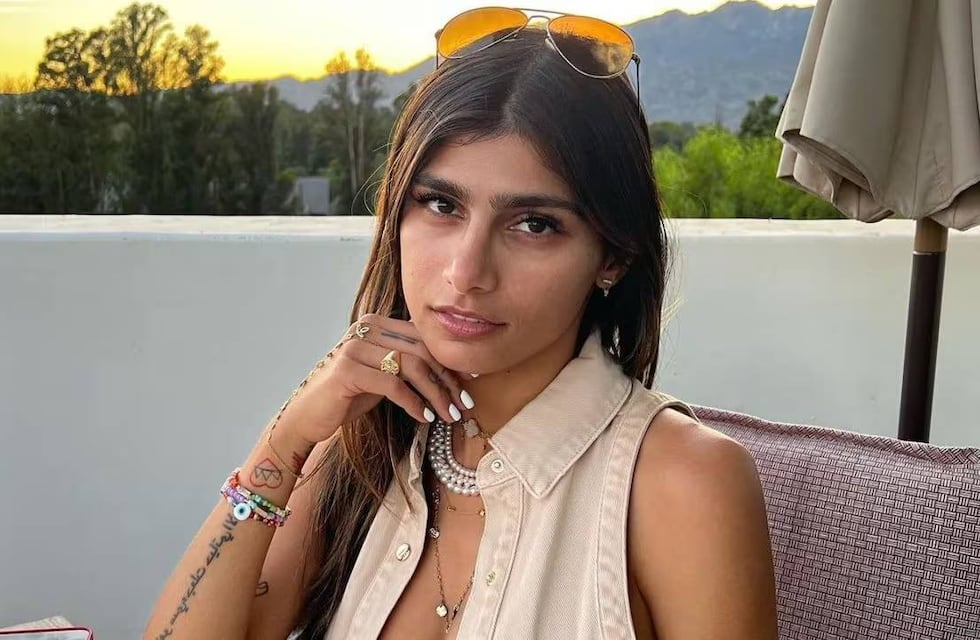 Mia Khalifa se desprendió la camisa y no dejó nada a la imaginación