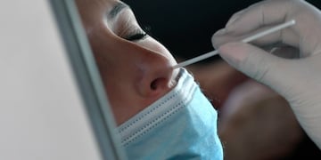 Trabajadores de la Salud realizan testeos para detectar Covid 19, en el centro de Testeo.