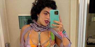 Una tiktoker porteña sorprendió en Cosquín Rock 2023 con sus atrevidos y extravagantes looks.
